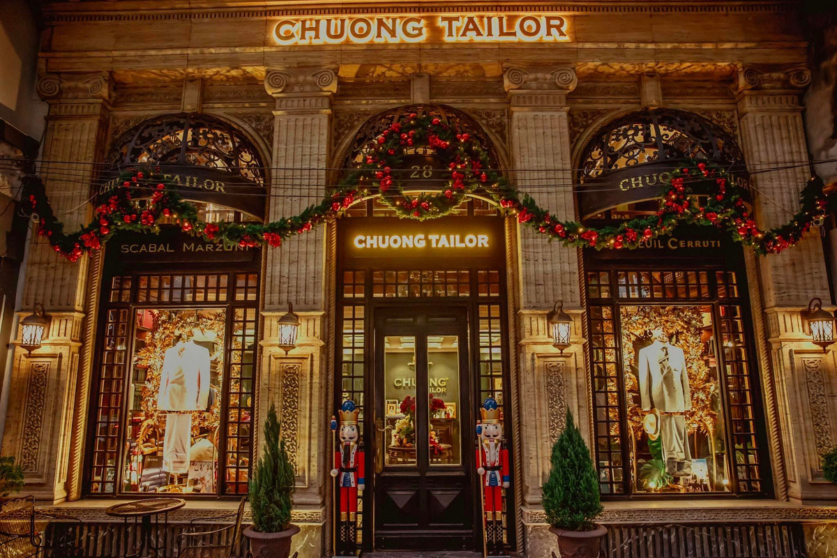 Vị đại gia còn khiến công chúng ngỡ ngàng về độ giàu có khi sở hữu một căn biệt thự mặt tiền ngay giữa trung tâm Hà Nội. Ảnh: FBNV