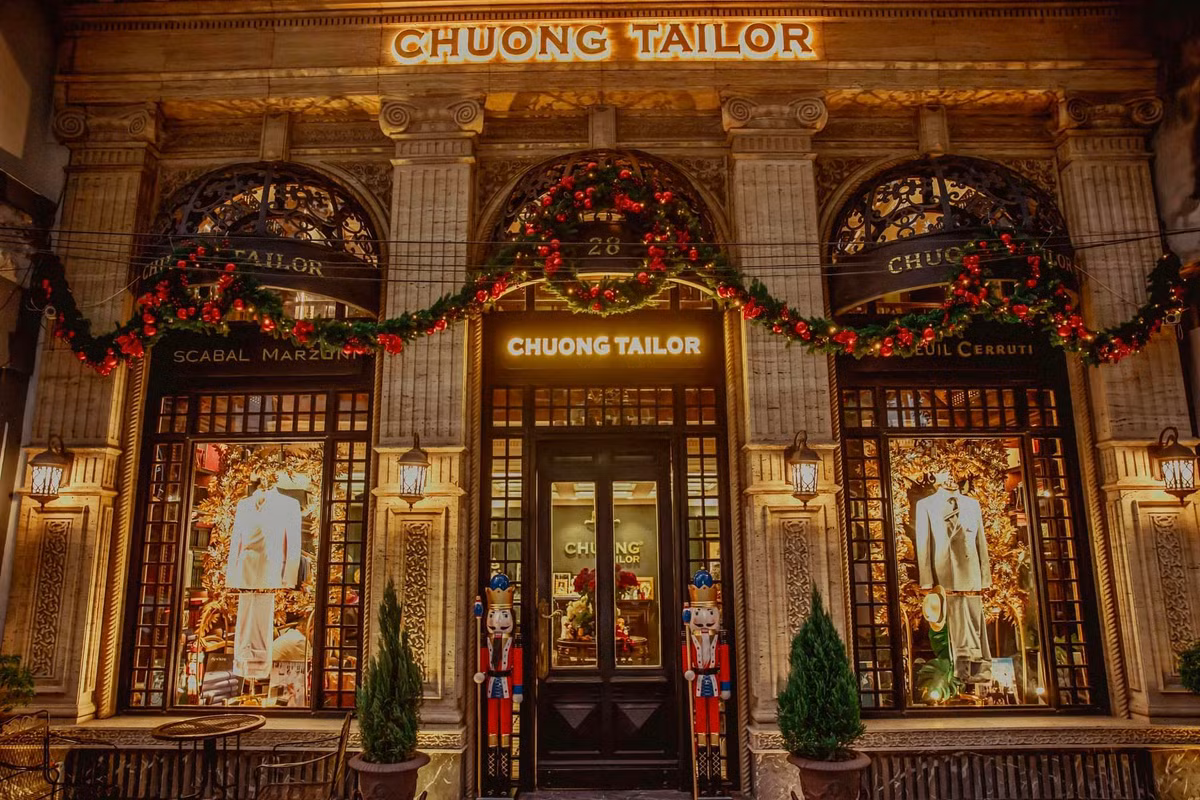 Vị đại gia còn khiến công chúng ngỡ ngàng về độ giàu có khi sở hữu một căn biệt thự mặt tiền ngay giữa trung tâm Hà Nội. Ảnh: FBNV