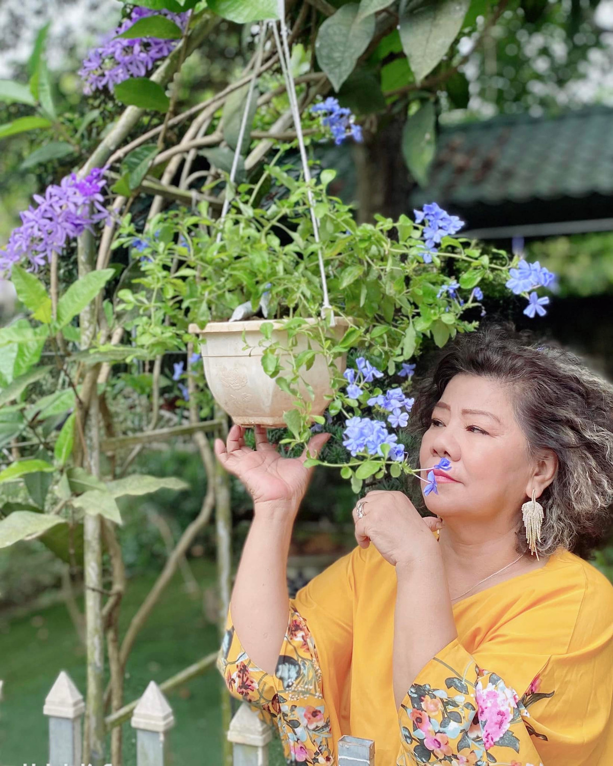 Ở tuổi 73, NSND Thanh Hoa không đi hát nhiều mà dành thời gian cho gia đình. Nữ nghệ sĩ cùng gia đình sống trong gia trang rộng 1.000 m2 ở ngoại thành Hà Nội.