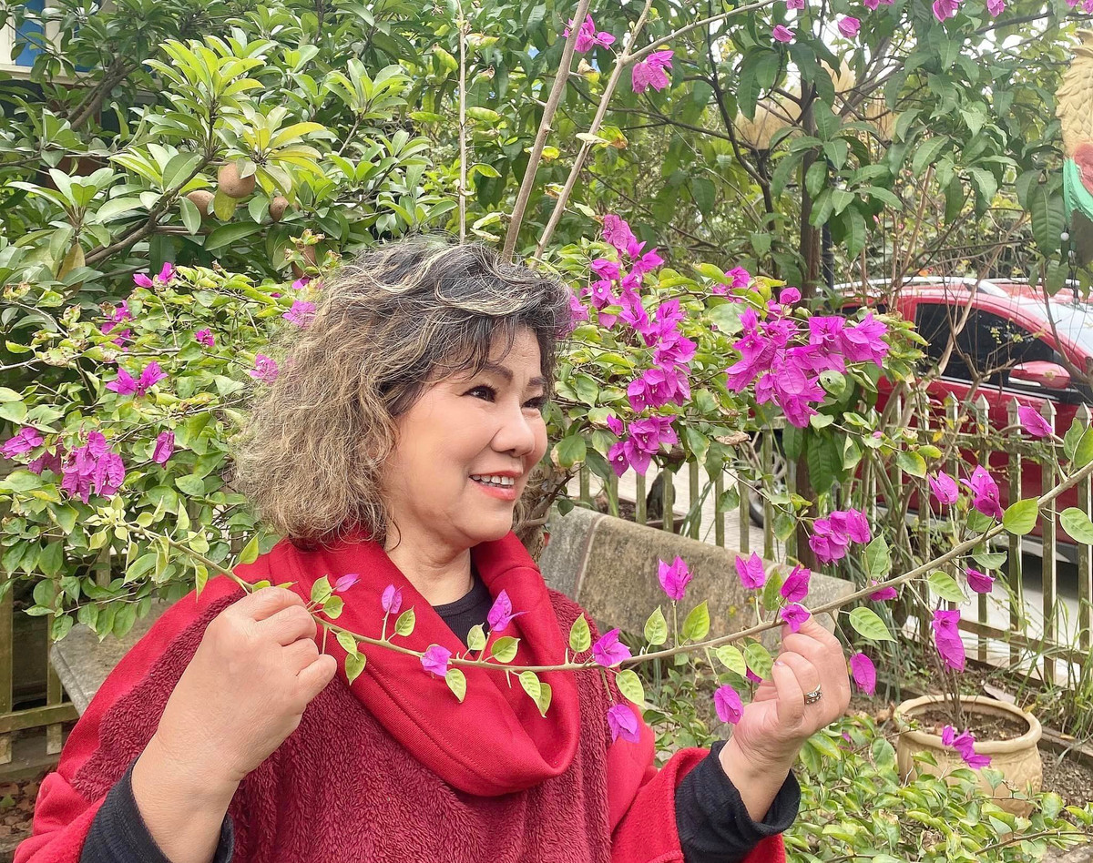 Nữ nghệ sĩ thảnh thơi bên giàn hoa giấy.