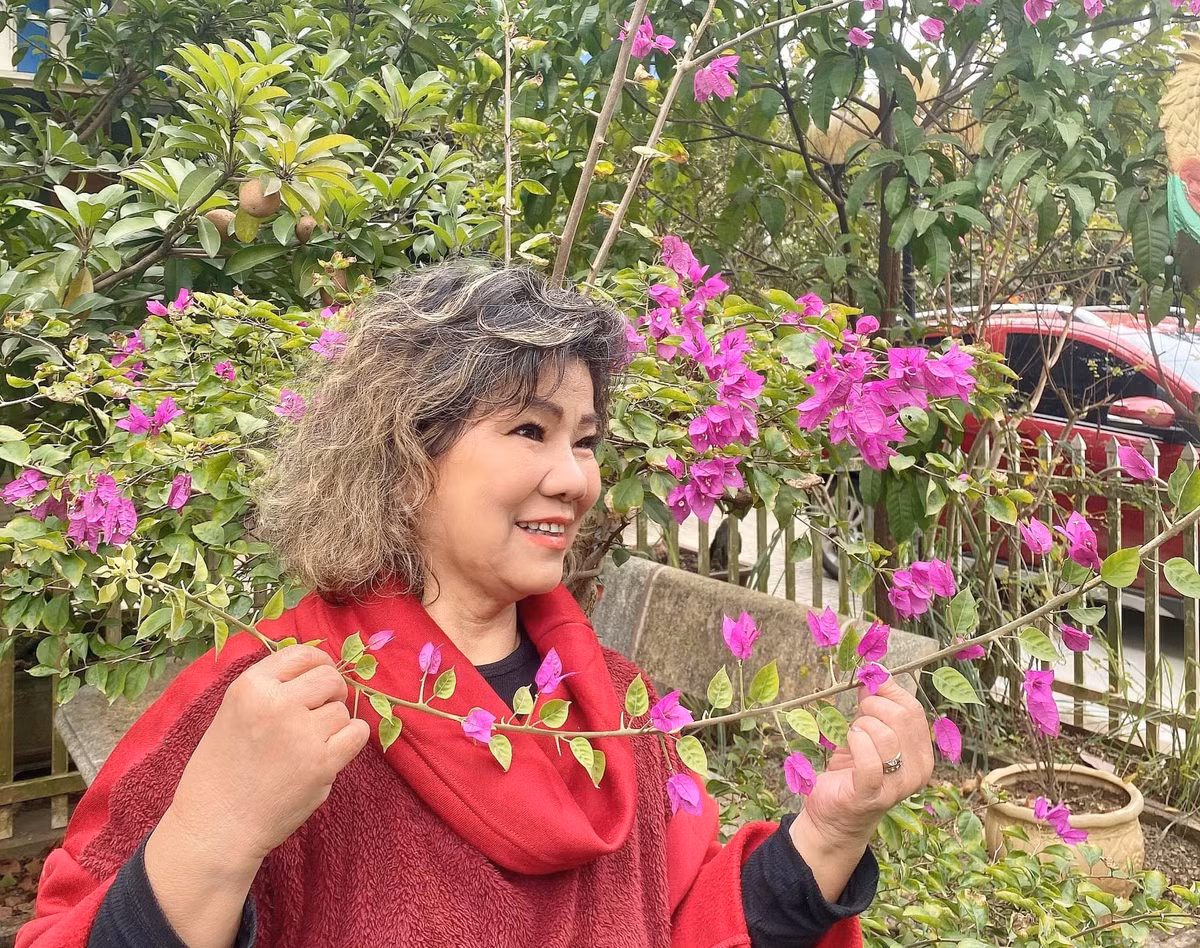 Nữ nghệ sĩ thảnh thơi bên giàn hoa giấy.