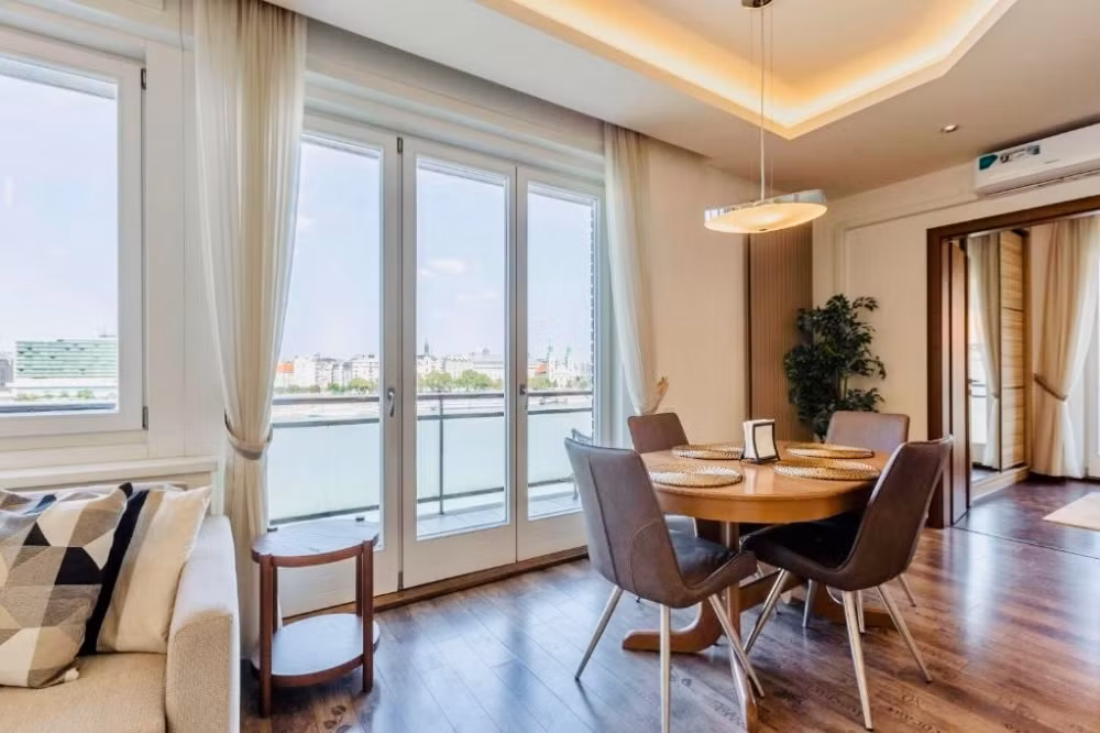 Trong nhà luôn thoáng sáng nhờ hệ thống cửa kính lớn.