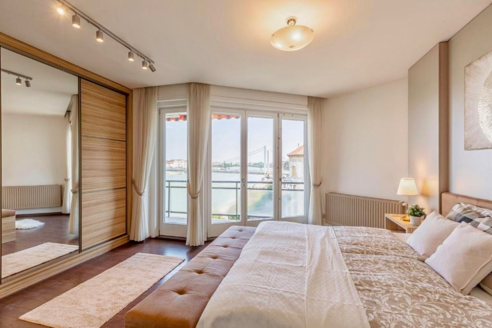 Phòng ngủ cũng có view hướng sông cùng nội thất trang nhã.