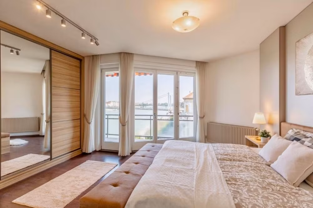 Phòng ngủ cũng có view hướng sông cùng nội thất trang nhã.