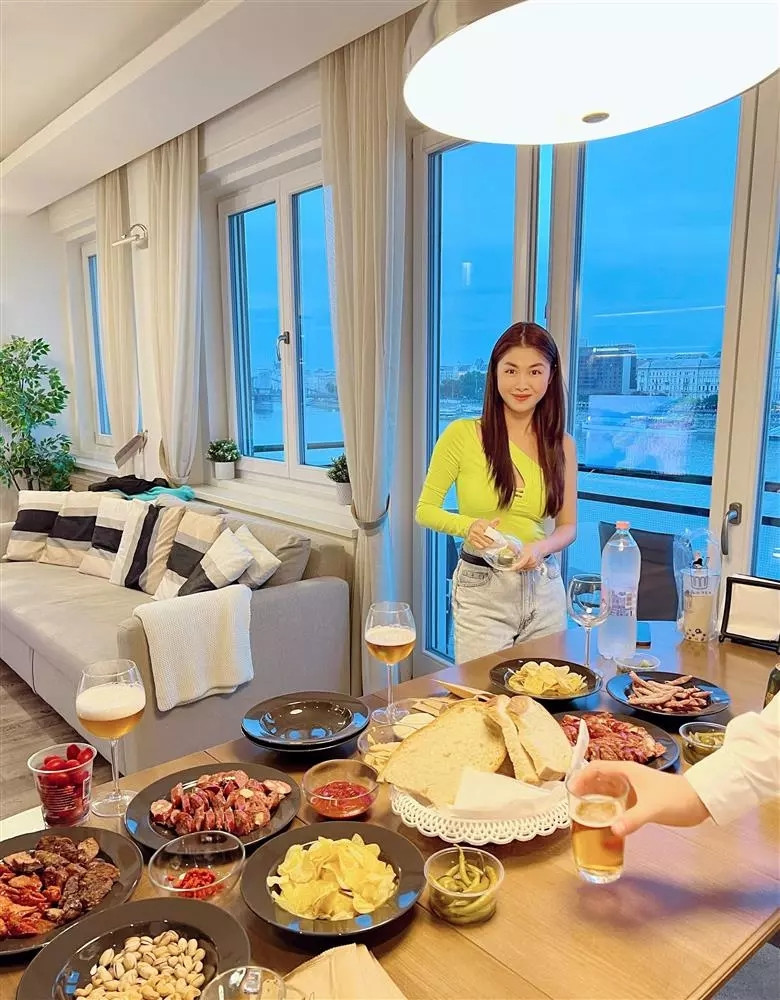 Nhà thiết kế mở giúp nối liền phòng khách, nhà bếp với nhau, tạo cảm giác thân mật, gần gũi.