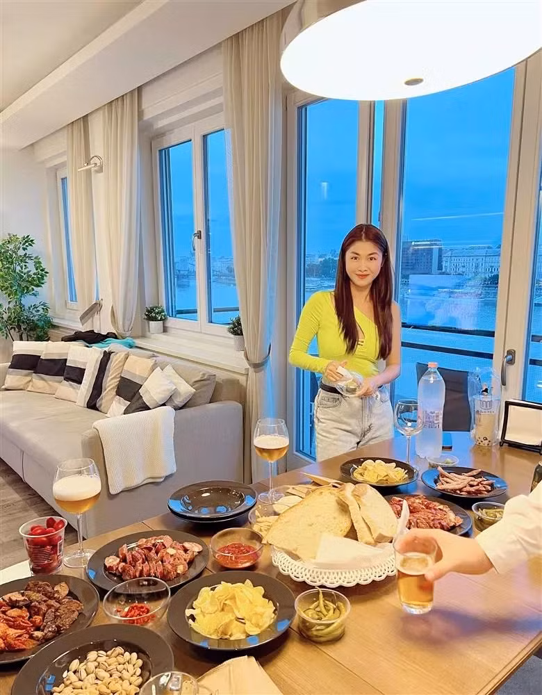 Nhà thiết kế mở giúp nối liền phòng khách, nhà bếp với nhau, tạo cảm giác thân mật, gần gũi.