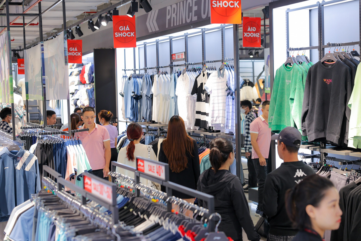 Các thương hiệu đồ thể thao, streetwear được giới trẻ yêu thích như Adidas, Xtep, Anta, Lining... cũng “chào sân” với voucher giảm giá từ 300.000 - 500.000 cùng mức sale khủng 50%++ áp dụng trên nhiều sản phẩm. Ảnh: vincom