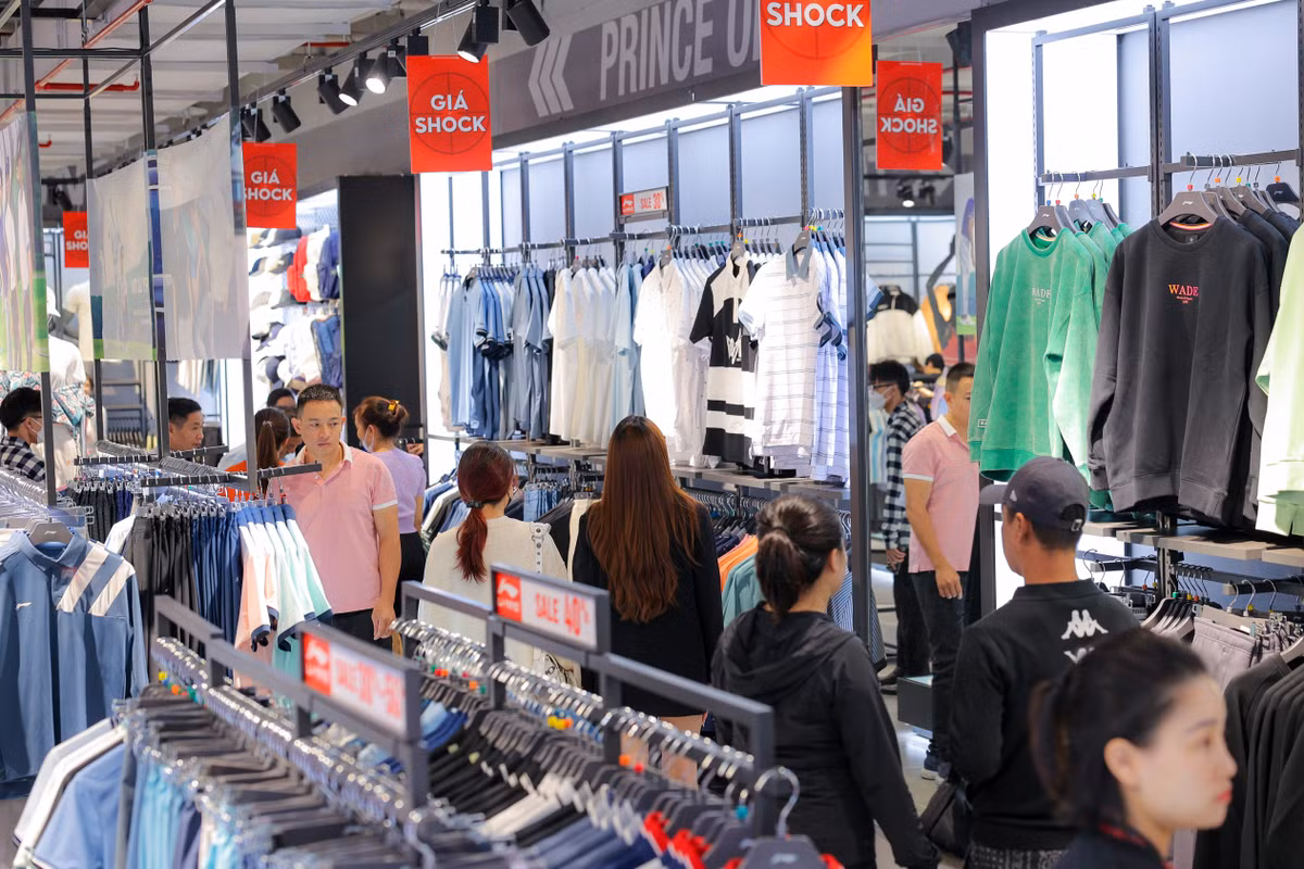 Các thương hiệu đồ thể thao, streetwear được giới trẻ yêu thích như Adidas, Xtep, Anta, Lining... cũng “chào sân” với voucher giảm giá từ 300.000 - 500.000 cùng mức sale khủng 50%++ áp dụng trên nhiều sản phẩm. Ảnh: vincom