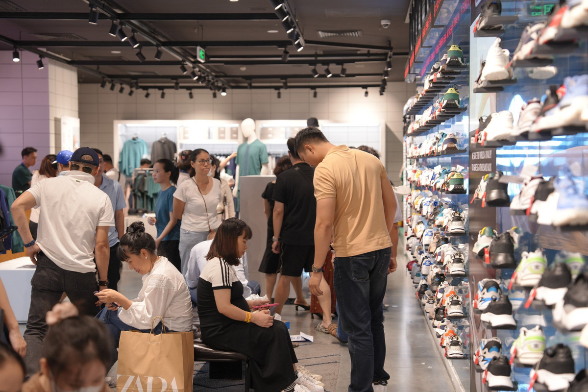 Cũng trong ngày Black Friday (24/11), các thương hiệu thời trang quốc tế đình đám như Zara, Pull&amp;Bear, Stradivarius, ADLV... đồng loạt tung ra các chương trình ưu đãi tốt nhất năm, giảm giá từ 30 - 40% áp dụng tại tất cả các cửa hàng trên toàn hệ thống Vincom. Ảnh: Vincom