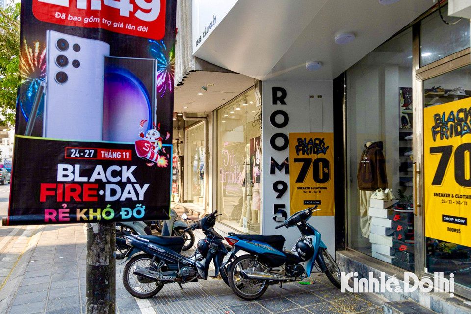 Mặt hàng công nghệ cũng được treo banner giảm giá sâu. Ảnh: Kinhtedothi