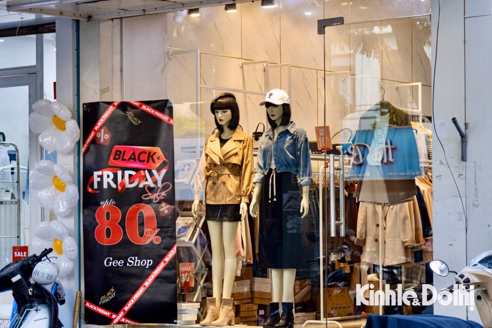 Một số cửa hàng thời trang giảm giá tới 80% trong dịp Black Friday. Ảnh: Kinhtedothi