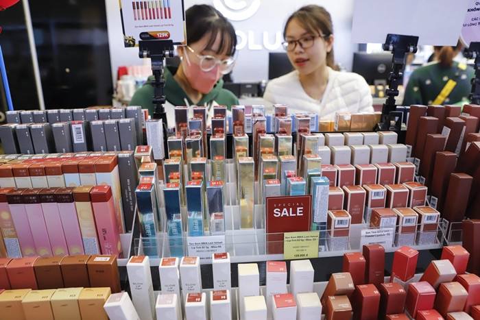 Theo quan sát, lượng người tập trung "săn sale" phần lớn ở các cửa hàng thời trang, mỹ phẩm thương hiệu nổi tiếng. Ảnh: Dân Việt
