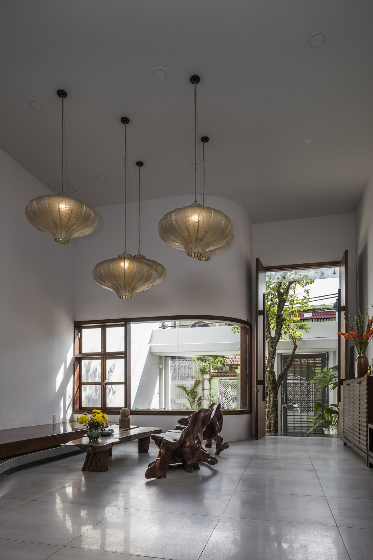 Phòng khách được ngăn chia với khu vực phòng ăn và bếp bằng hồ cá nhỏ.