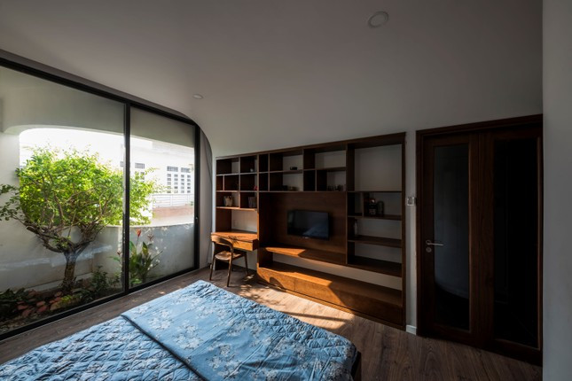 Cây xanh được khéo léo đưa vào không gian sống. Nguồn ảnh: 6717 Studio