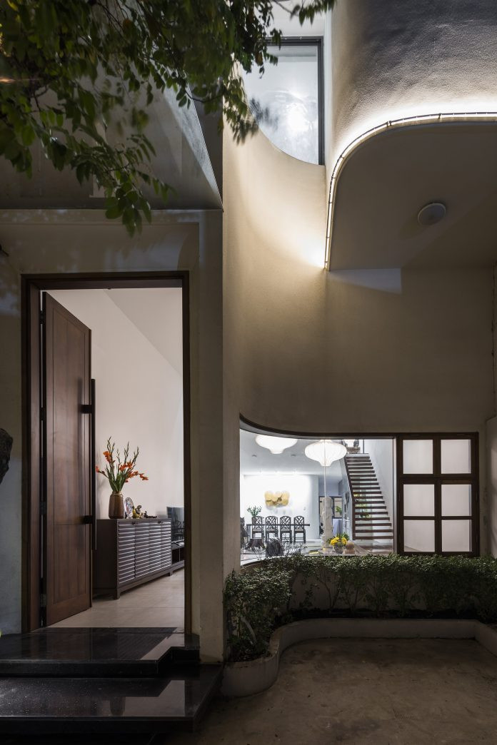 Những góc bo mềm mại phá vỡ đường nét vuông vắn của nhà ống bình thường và tạo cho mỗi vị trí một góc nhìn khác nhau.