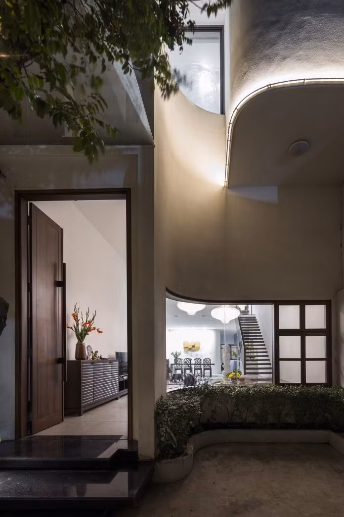 Những góc bo mềm mại phá vỡ đường nét vuông vắn của nhà ống bình thường và tạo cho mỗi vị trí một góc nhìn khác nhau.