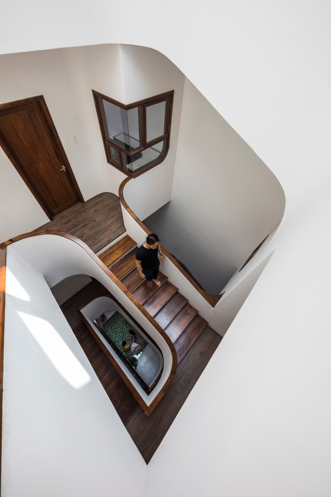 Cầu thang với những góc bo mềm mại nối tiếp nhau