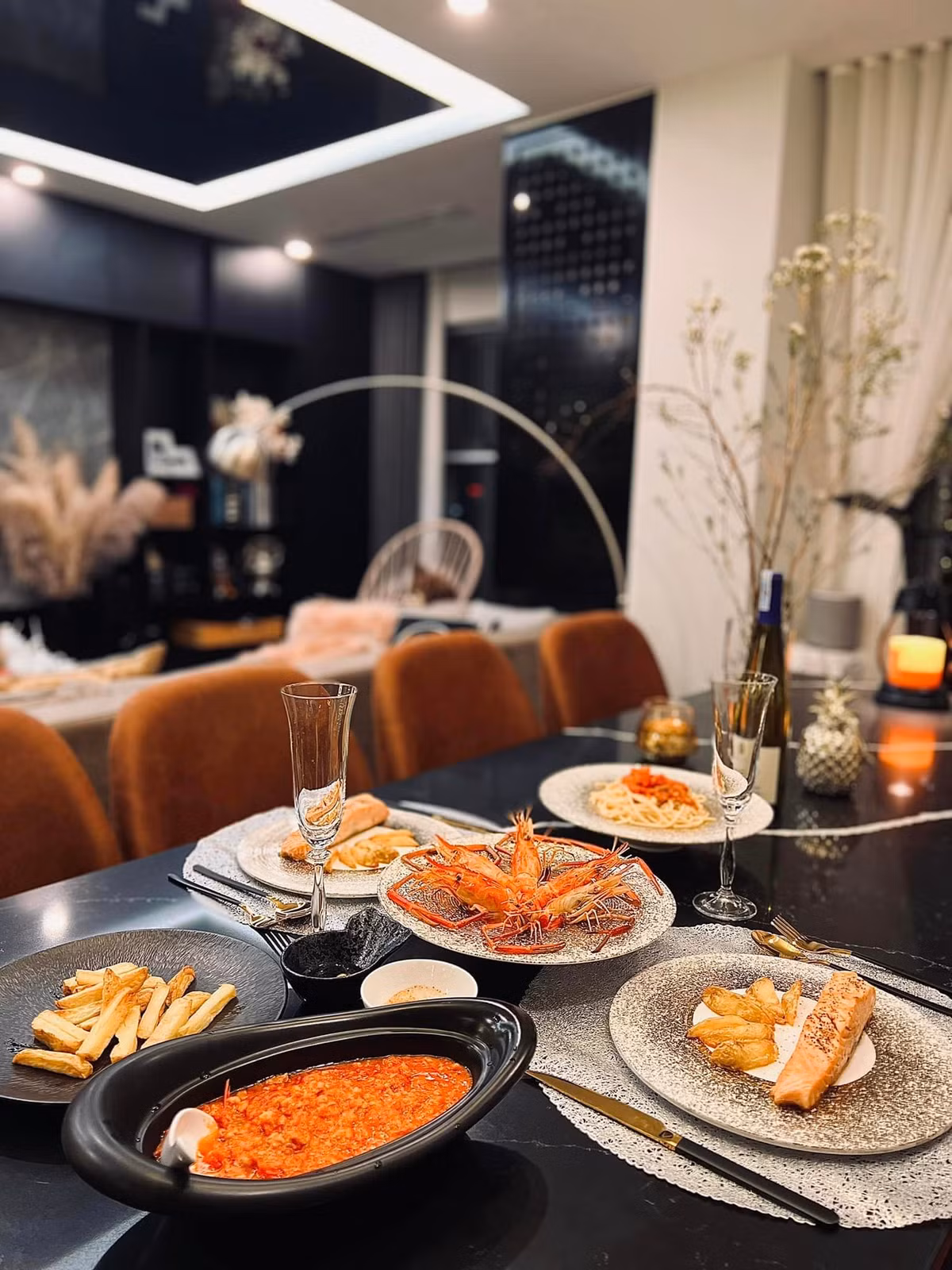 Bàn ăn rộng rãi mang phong cách sang trọng. Nguồn ảnh: FBNV