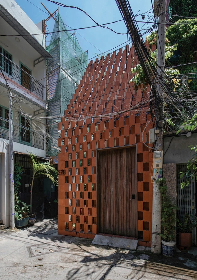 Nằm sâu trong một con hẻm nhỏ gần chợ Thị Nghè (Bình Thạnh, TP HCM), Phuong House là công trình được cải tạo dựa trên ngôi nhà cũ, xây dựng từ những năm 80 với diện tích hơn 30m2.