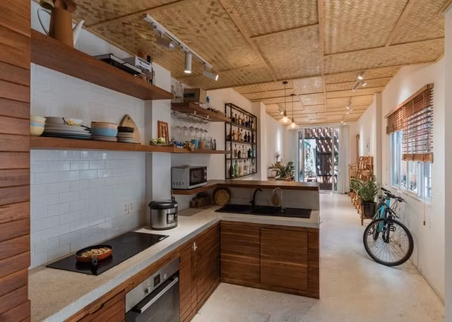 Nhà bếp được thiết kế với chất liệu gỗ chủ đạo.