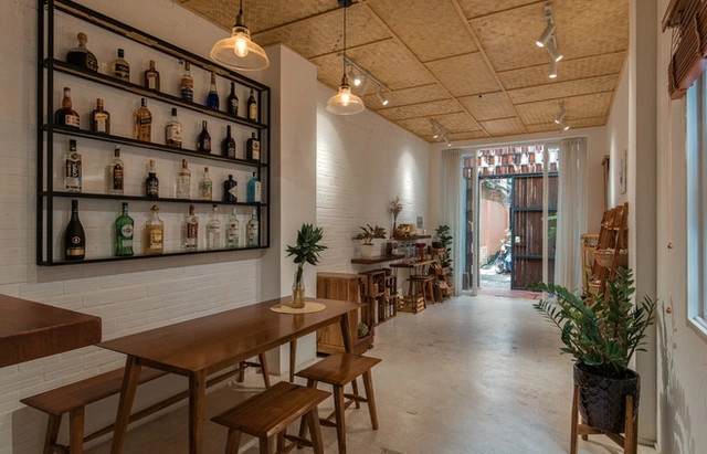 Nguyên vật liệu thiết kế nhà hướng đến sự truyền thống và ưu tiên tái sử dụng. Do đó, trần nhà được ốp những tấm cót ép tre - vốn là sản phẩm mang đậm nét văn hóa của làng nghề thủ công ở Việt Nam.