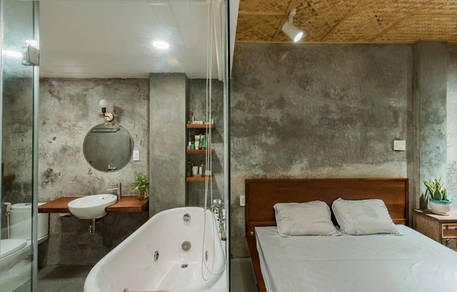 Phòng tắm hiện đại có vách ngăn kính.