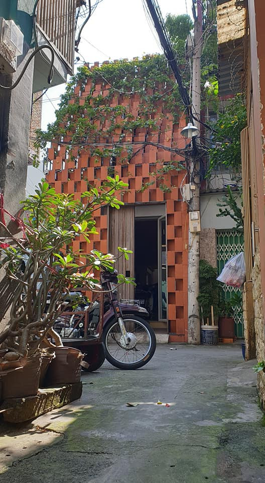 Với mục đích tạo ra không gian sống rộng rãi hơn, kết hợp kinh doanh sản phẩm thân thiện môi trường, phần kiến trúc độc đáo của ngôi nhà hình thành.