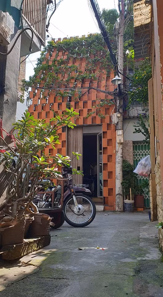 Với mục đích tạo ra không gian sống rộng rãi hơn, kết hợp kinh doanh sản phẩm thân thiện môi trường, phần kiến trúc độc đáo của ngôi nhà hình thành.