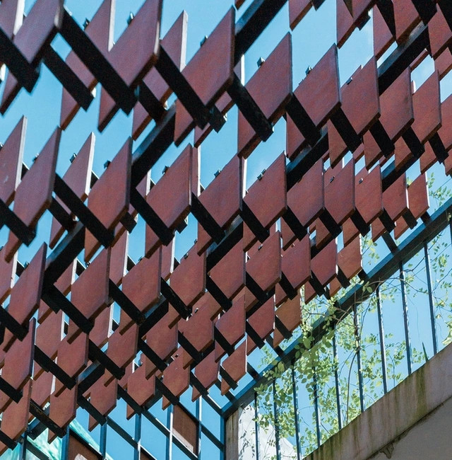 Với thiết kế này, căn nhà vừa hạn chế nắng hướng Tây, vừa thông gió và thu hút nguồn ánh sáng tự nhiên từ nhiều hướng.