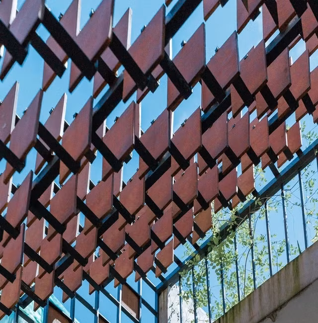 Với thiết kế này, căn nhà vừa hạn chế nắng hướng Tây, vừa thông gió và thu hút nguồn ánh sáng tự nhiên từ nhiều hướng.