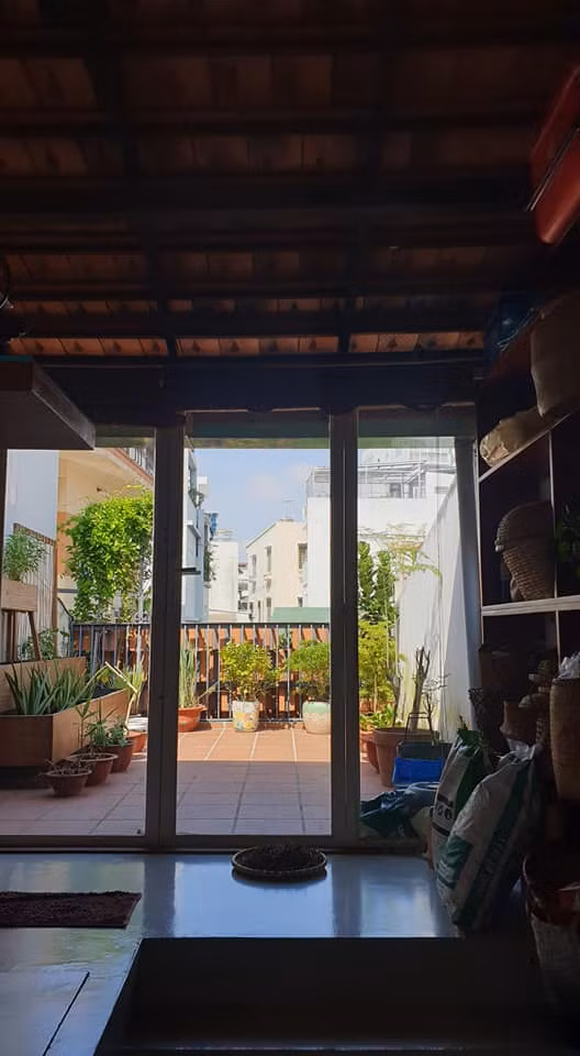 Do nằm trong hẻm nhỏ nên căn nhà cũ bị hạn chế về ánh sáng tự nhiên. Vì vậy, khi cải tạo, yếu tố đầu tiên được kiến trúc sư chú trọng là làm sao tận dụng được nhiều nguồn ánh sáng tự nhiên nhất cho toàn bộ không gian sống của căn nhà.