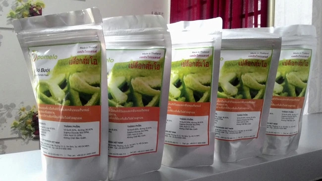 Ở Việt Nam, vỏ bưởi hầu như đều là những thứ bỏ đi. Nhưng tại Thái Lan, vỏ bưởi được đóng thành túi bán trong siêu thị. Ảnh: Dân Việt