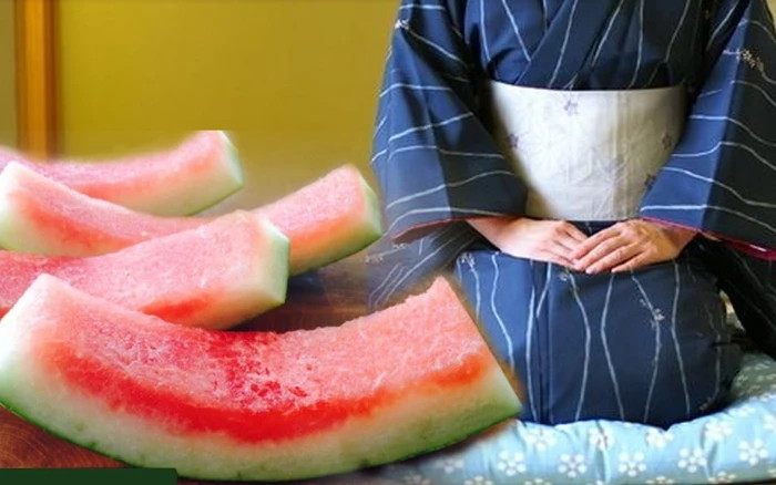Nhiều người Nhật Bản có thói quen tận dụng phần vỏ cùi dưa hấu để chế biến món ăn, từ nấu canh, xào tỏi, nộm, làm mứt... Ảnh: Internet