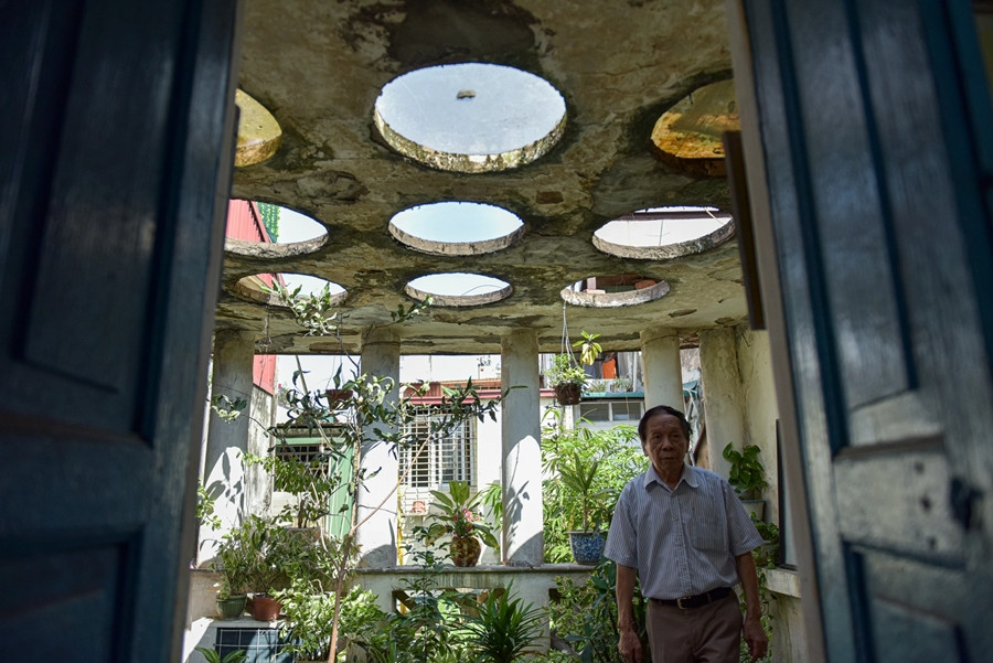 Đặc biệt, căn nhà có thiết kế 9 giếng trời thể hiện âm dương hòa hợp. Giếng trời tạo không gian để khi đứng đó, gia chủ sẽ thấy tâm hồn thanh thản, rửa hết ưu phiền... Ảnh: Dân trí