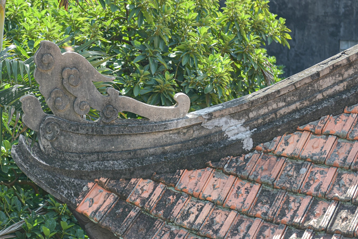 Nét đặc sắc nhất thể hiện phong cách Việt trong căn nhà là mái ngói uốn cong vút. Ở mỗi góc đầu đao là hình mây được cách điệu uyển chuyển như đang bay lượn. Ảnh: Dân trí