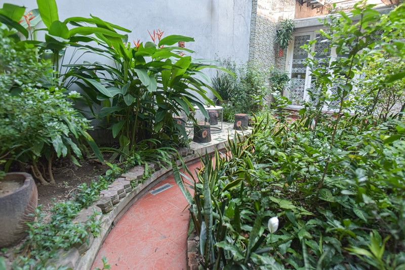 Ông Phạm Ngọc Giao (SN 1941) - con trai trưởng của ông chủ hiệu vàng Sư Tử cho biết, năm 1945, bố mẹ ông tích góp được số tiền lớn và mua mảnh đất rộng 560m2 xuyên hai mặt phố Đinh Liệt - Hàng Bạc (Hà Nội) và bắt đầu xây dựng ngôi nhà vườn này. Ảnh: Dân trí