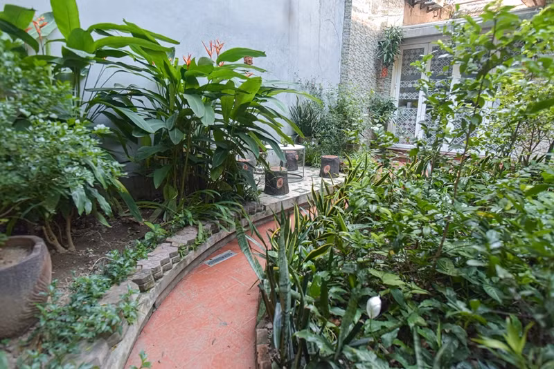 Ông Phạm Ngọc Giao (SN 1941) - con trai trưởng của ông chủ hiệu vàng Sư Tử cho biết, năm 1945, bố mẹ ông tích góp được số tiền lớn và mua mảnh đất rộng 560m2 xuyên hai mặt phố Đinh Liệt - Hàng Bạc (Hà Nội) và bắt đầu xây dựng ngôi nhà vườn này. Ảnh: Dân trí