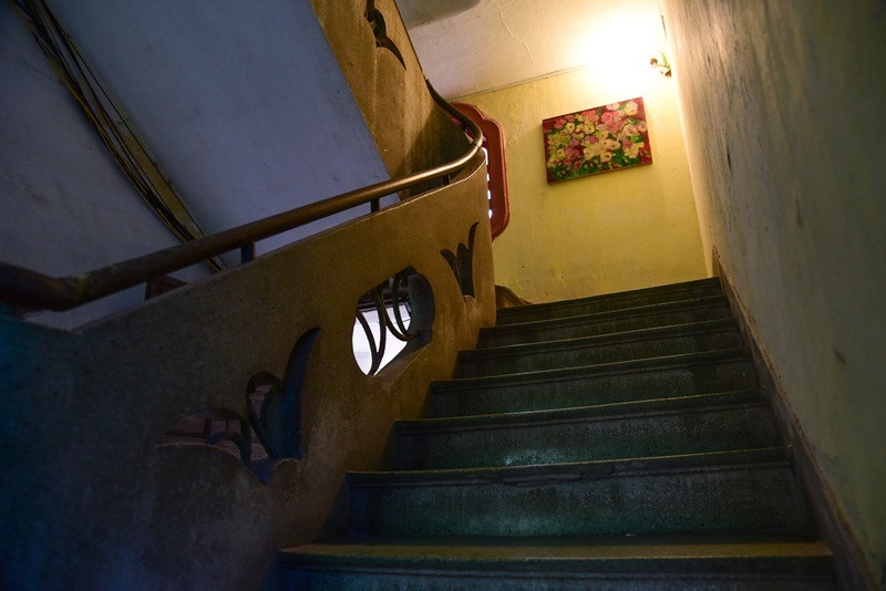 Cầu thang lên các phòng được chế tác bằng bàn tay tài hoa của các nghệ nhân chuyên xây dựng các biệt thự cổ. Ảnh: Vietnamnet