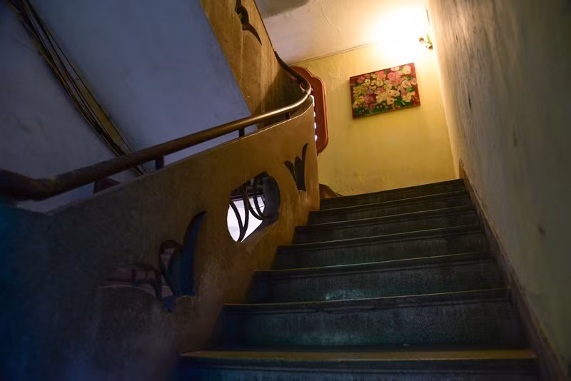 Cầu thang lên các phòng được chế tác bằng bàn tay tài hoa của các nghệ nhân chuyên xây dựng các biệt thự cổ. Ảnh: Vietnamnet