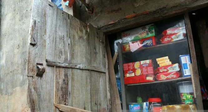 Chiếc tủ gỗ ngả màu cùng thời gian. Ảnh: Saostar