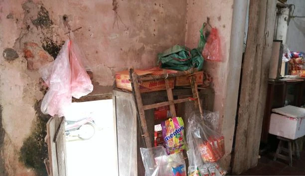 Cụ Tâm không muốn cải tạo, xây mới hay mua thùng hàng mới vì những vật dụng đều chứa nhiều kỷ niệm không muốn từ bỏ. Ảnh: Saostar