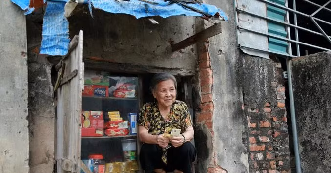 Suốt hàng chục năm buôn bán, cụ Tâm vẫn giữ nguyên vẹn tiệm tạp hoá như ngày đầu. Ảnh: Saostar