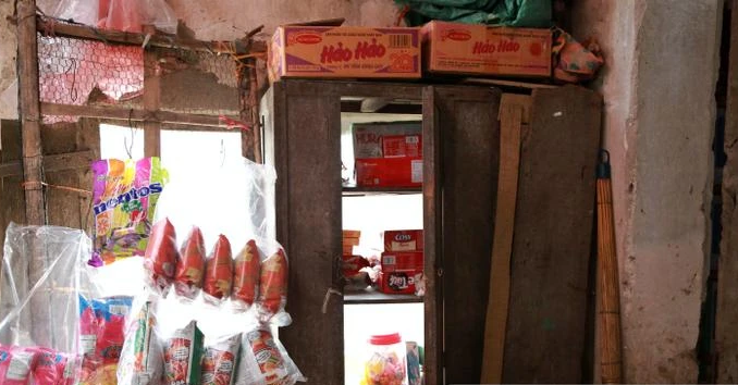 Ngoài bim bim, bánh kẹo còn có mì tôm. Ảnh: Saostar