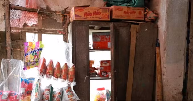 Ngoài bim bim, bánh kẹo còn có mì tôm. Ảnh: Saostar