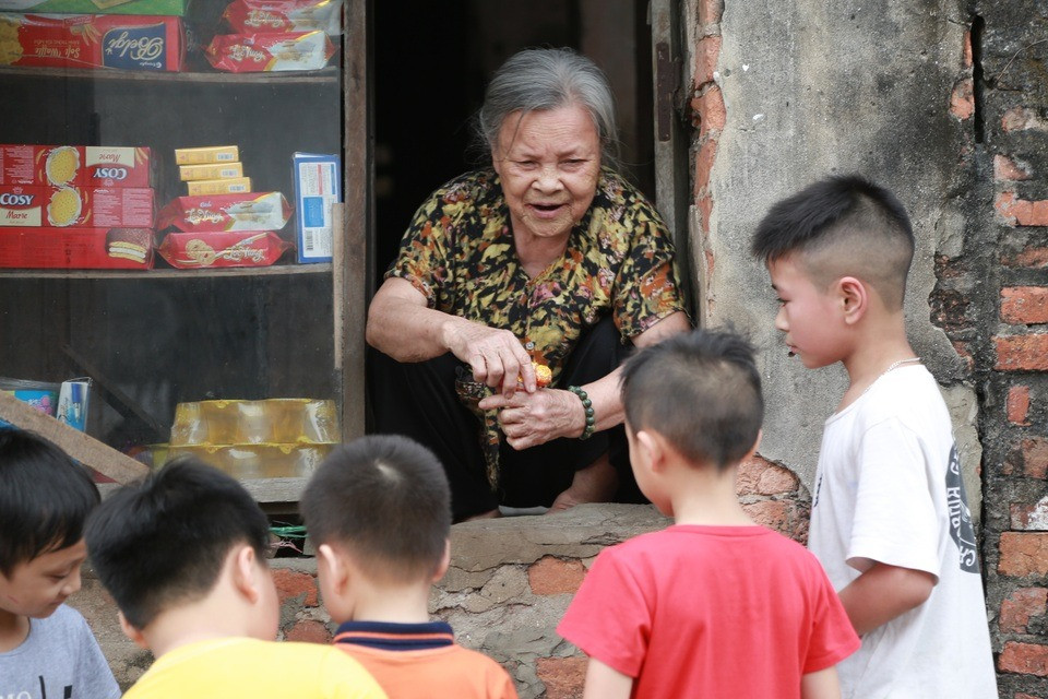 Những nét đơn sơ, giản dị ấy khiến nhiều người nhớ đến ký ức tươi đẹp của tuổi thơ. Hồi ấy, tiệm tạp hóa như chứa đựng cả thế giới của con trẻ. Ảnh: Dân trí