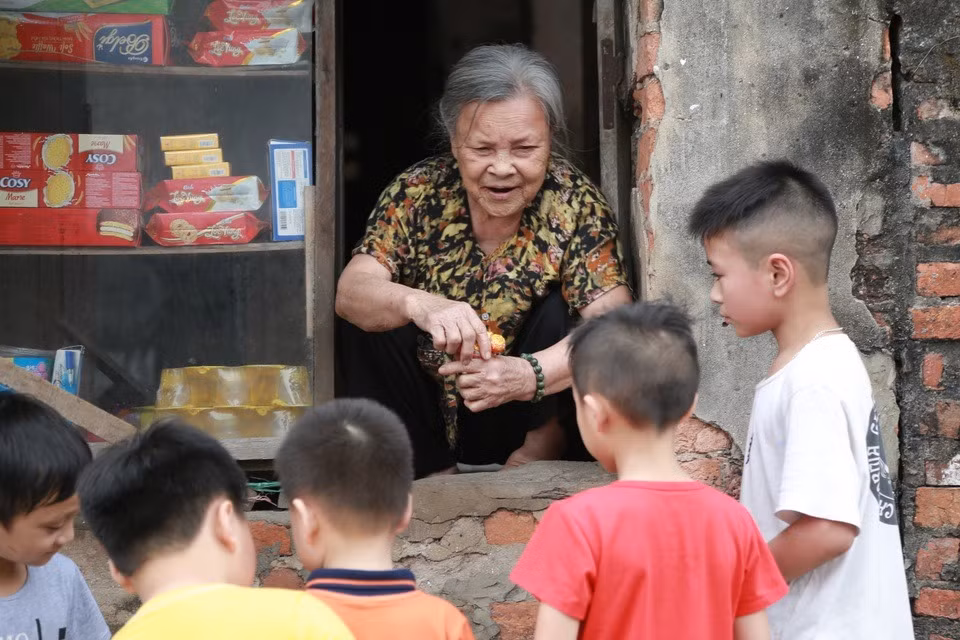 Những nét đơn sơ, giản dị ấy khiến nhiều người nhớ đến ký ức tươi đẹp của tuổi thơ. Hồi ấy, tiệm tạp hóa như chứa đựng cả thế giới của con trẻ. Ảnh: Dân trí