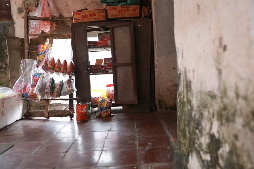 Cửa hàng bé xíu, cũ kỹ 60 năm chưa một lần cải tạo. Ảnh: Dân trí