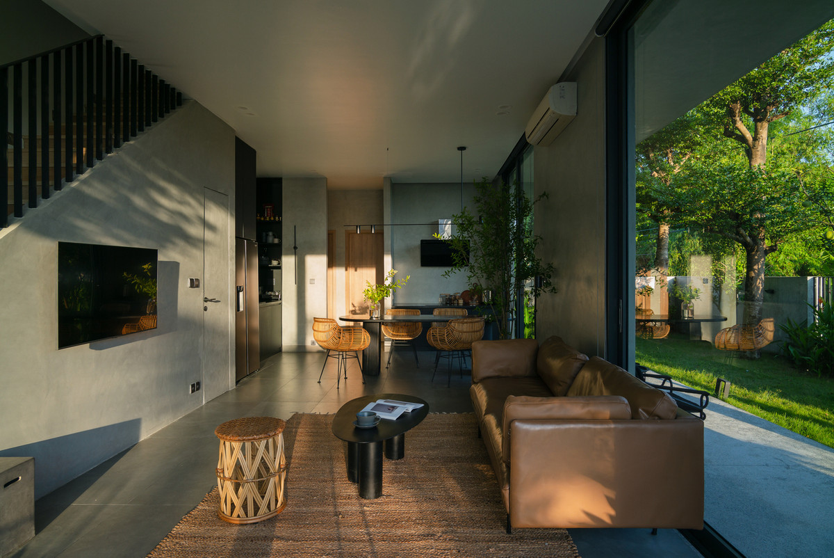 Mọi không gian bên trong nội thất đều được thiết kế để đón ánh sáng tự nhiên, kết hợp với những vật liệu đơn giản, đồng bộ nổi bật trên nền xanh của lá cây.