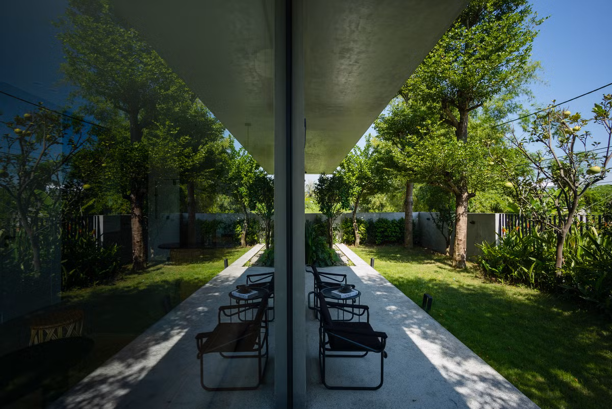 Mặt tiền của tòa nhà mang những nét riêng từ bề mặt phẳng vững chắc của những khối bê tông vuông vức đến những tấm kính mềm mại đan xen vào cây xanh.