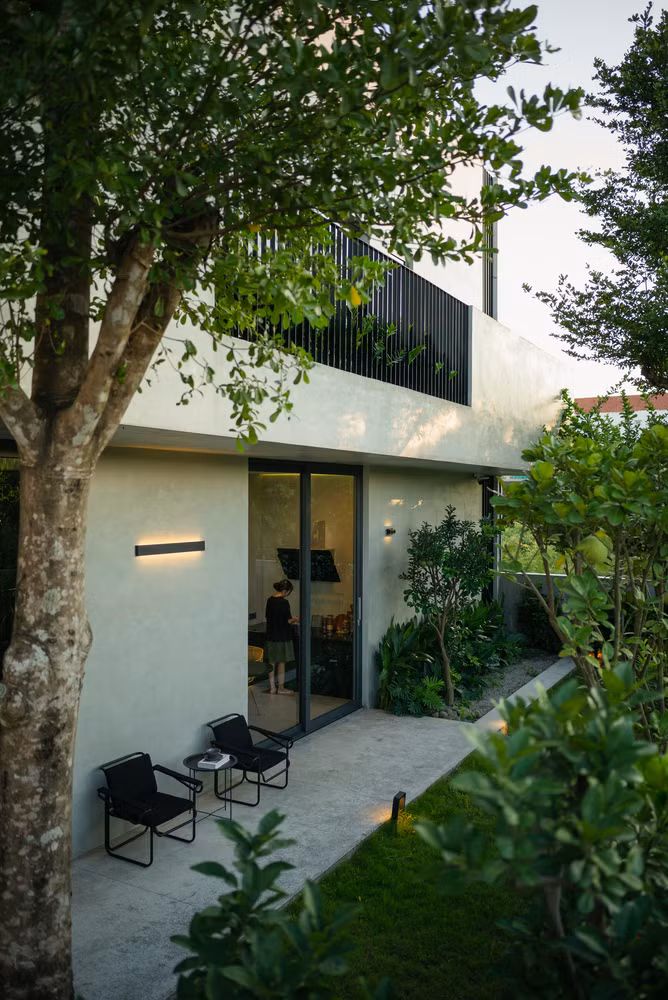 Thêm vào đó, mặt tiền căn nhà nằm chính hướng Đông nên việc giảm lượng nhiệt chiếu trực tiếp vào nhà cũng như đáp ứng được tính chất của khí hậu vùng miền là điều cần thiết.